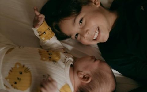 2026年三月二十出生的双胞胎男孩如何起名字，五行属什么