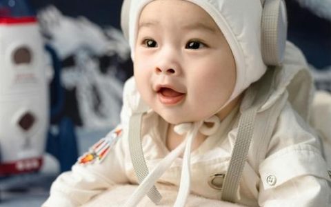 2026年农历六月十三出生的男宝宝八字算命 五行缺金的名字