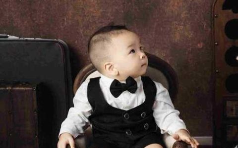 2026年属马姓易男宝宝起名字大全 有涵养新颖的易姓鼠男宝宝名字