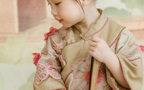 贺姓谐音梗名字盘点,这些尴尬组合要避开
